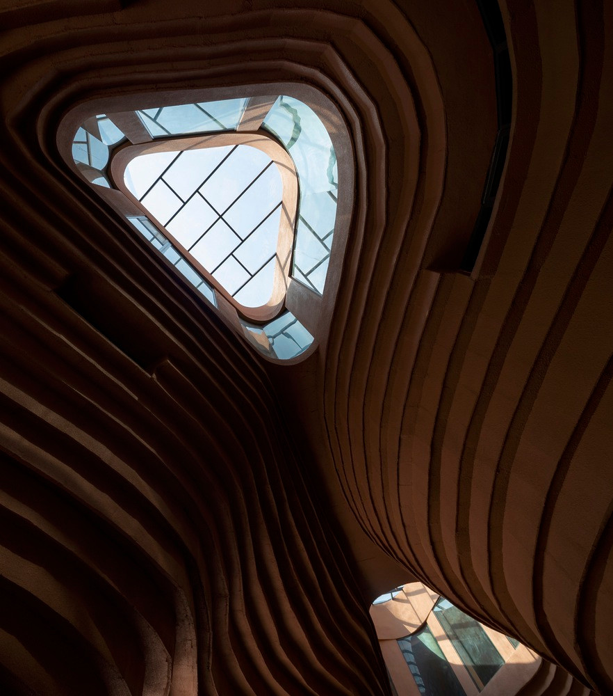 Tầng 2 là nhà truyền thống của làng nghề Bát Tràng, nơi trưng bày các gia phả nghề bằng sản phẩm của các dòng họ.