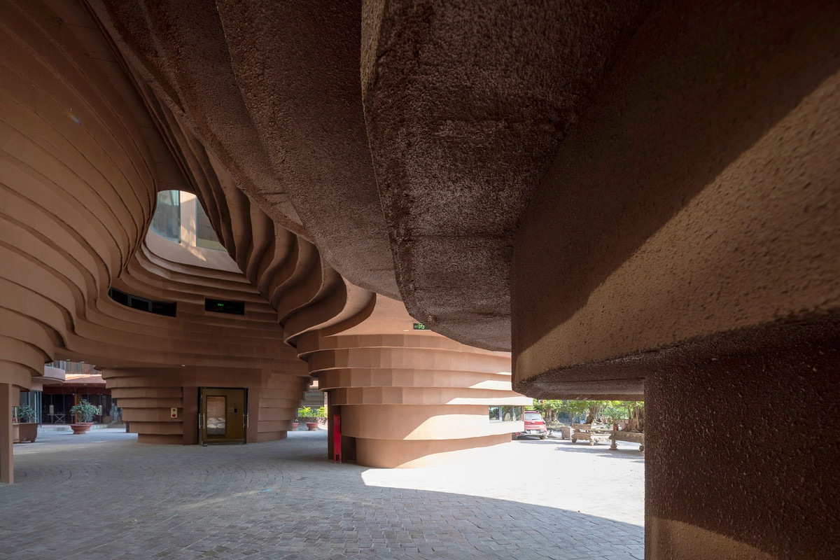 Nó sử dụng triệt để những chất liệu quen thuộc của làng nghề như gạch ngói Bát Tràng.