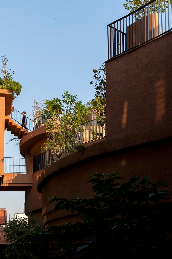 Để nhấn mạnh nét mộc mạc, bình dị của làng gốm, màu nâu đỏ của gốm thô được sử dụng chủ đạo.