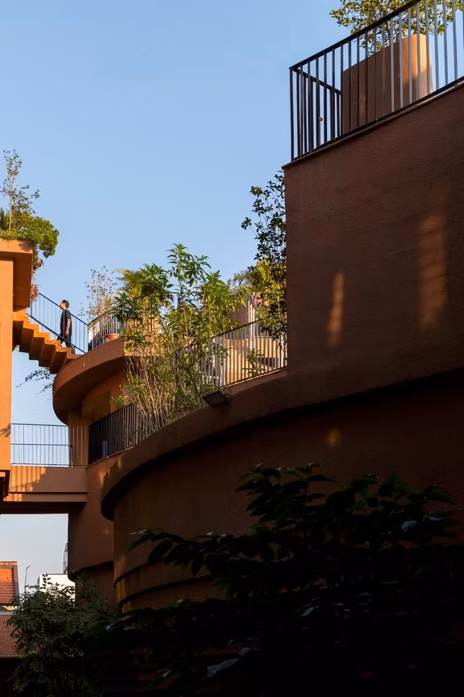 Để nhấn mạnh nét mộc mạc, bình dị của làng gốm, màu nâu đỏ của gốm thô được sử dụng chủ đạo.