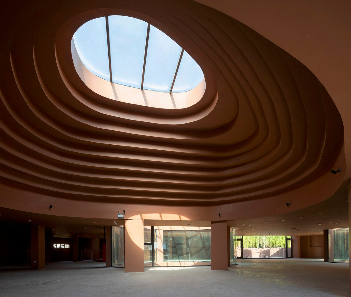 Bên trong công trình, du khách được chiêm ngưỡng không gian của một lò bầu cổ – nơi nung ra những sản phẩm bằng gốm.