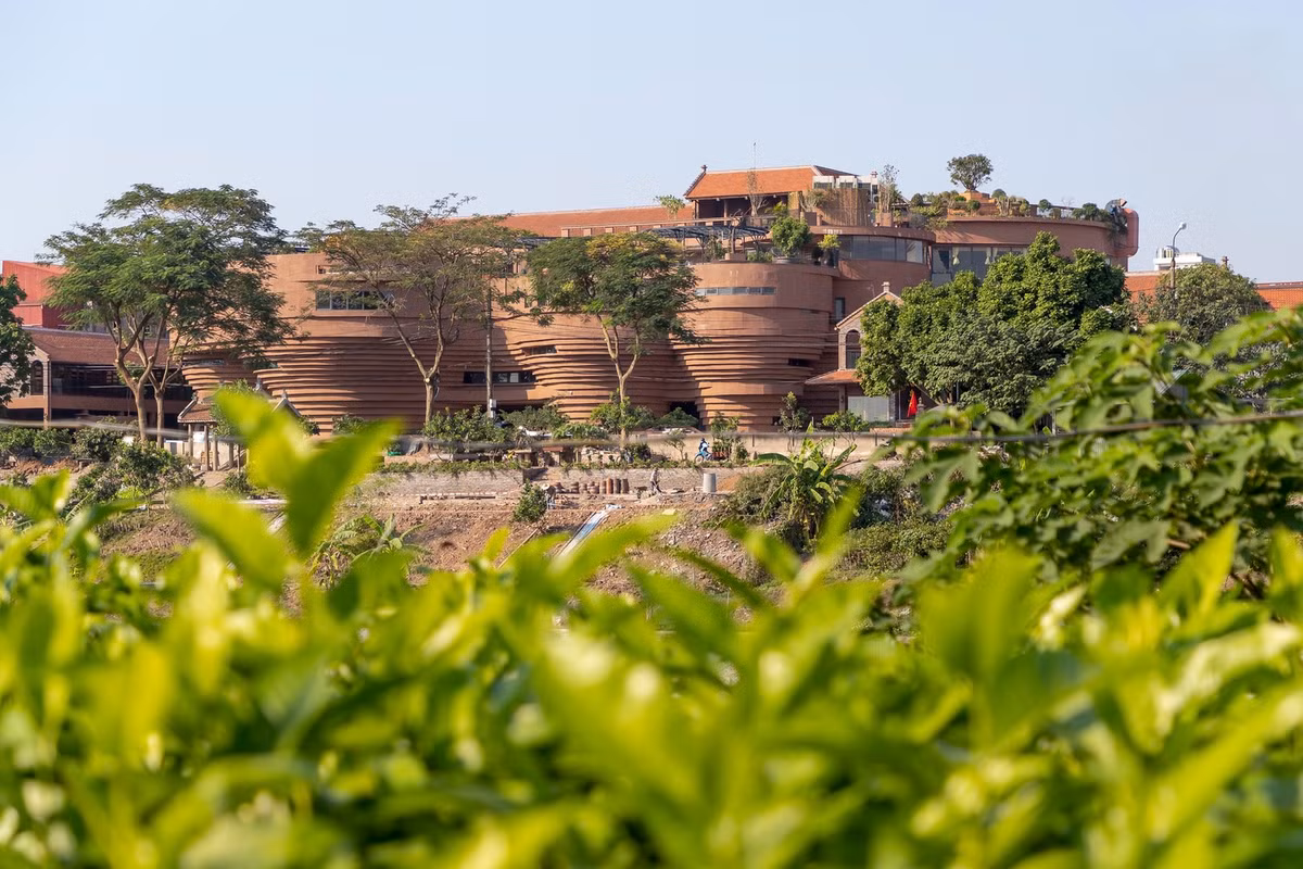 Với tổng vốn đầu tư 150 tỷ đồng, công trình là một phần của Trung tâm “Tinh hoa làng nghề Việt Nam” nhằm phát triển các làng nghề và bảo tồn nét đẹp truyền thống làm gốm hơn 500 năm tuổi.