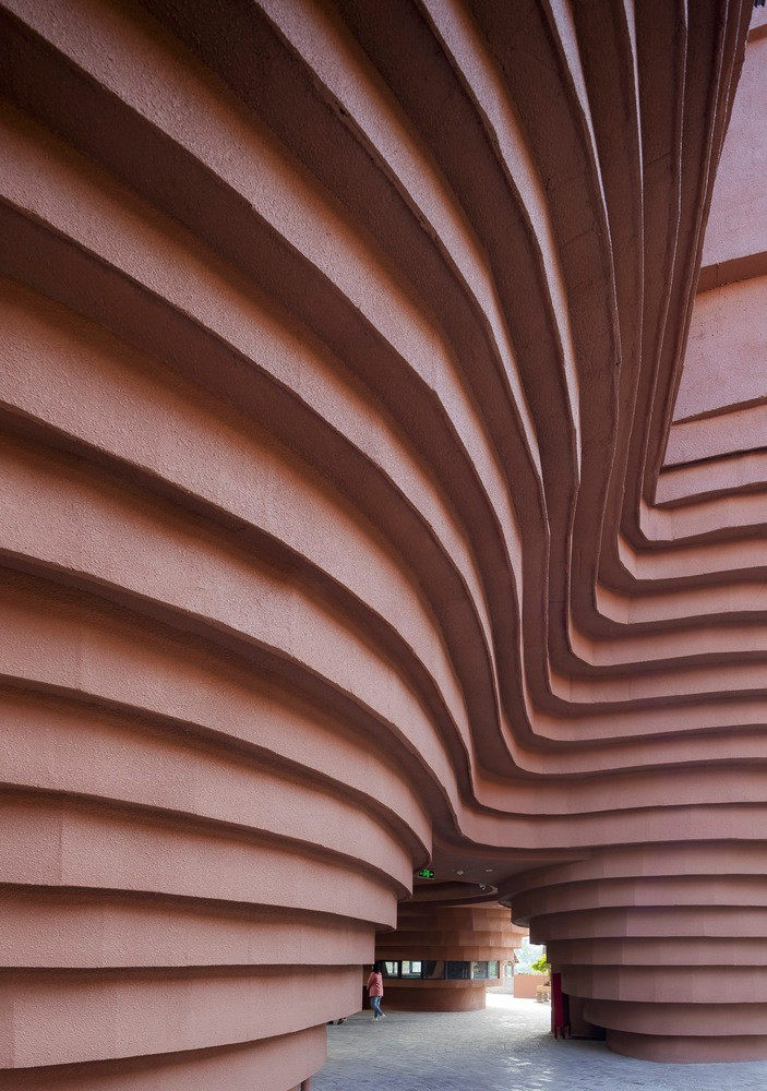 Kiến trúc uốn lượn của các khối vòng xoay mang hình tượng những nét vuốt của người thợ làm gốm. Nguồn ảnh: Triệu Chiến