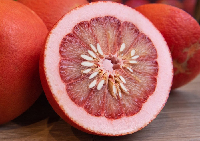 Bên trong quả bưởi, tép có màu hồng đào, vị chua nhẹ. Ảnh: Qdnd