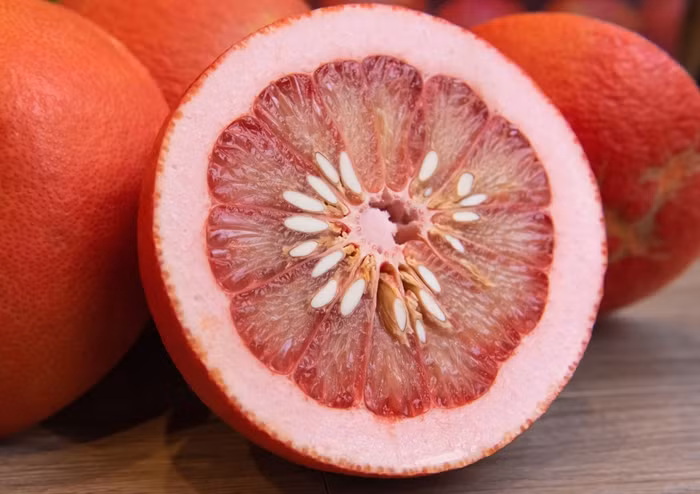 Bên trong quả bưởi, tép có màu hồng đào, vị chua nhẹ. Ảnh: Qdnd