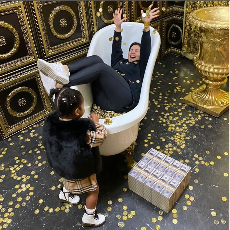 Andreza Cooper sống cùng gia đình Khloe trong dinh thự 17 triệu USD (hơn 400 tỷ đồng). Ảnh: DM