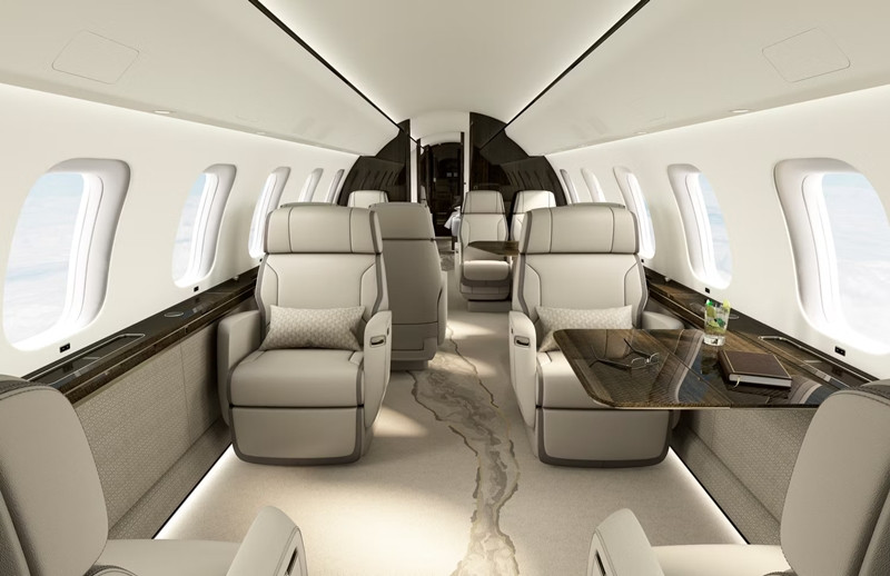 Với sức chứa 19 hành khách, Bombardier Global 8000 có tầm hoạt động 8.000 hải lý. Global 8000 có thể khai thác các chuyến bay thẳng giữa các thành phố như London và Perth cũng như Los Angeles và Singapore.