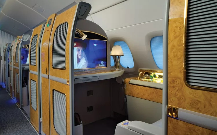 Hành khách hạng nhất còn được trang bị bàn trang điểm có ngăn kéo, gương chiếu sáng, tủ quần áo cá nhân, quầy bar nhỏ cá nhân và bàn ăn cho các bữa ăn trên chuyến bay.