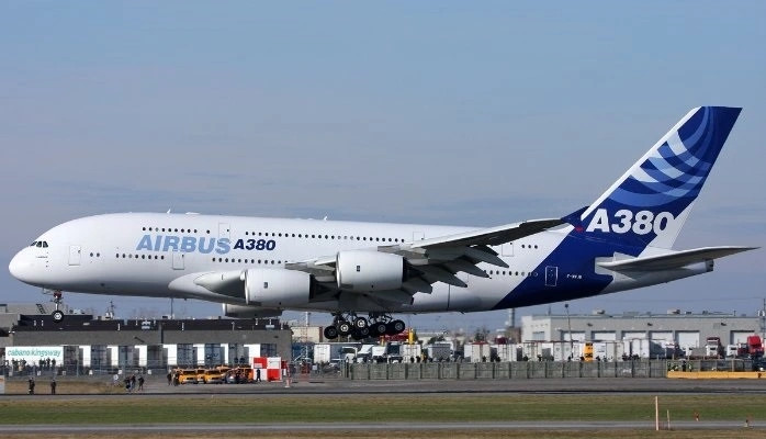 Airbus A380 là máy bay hai tầng, gồm bốn động cơ X Rolls-Royce Trent 900 và tốc độ bay lên tới 945 km/giờ.