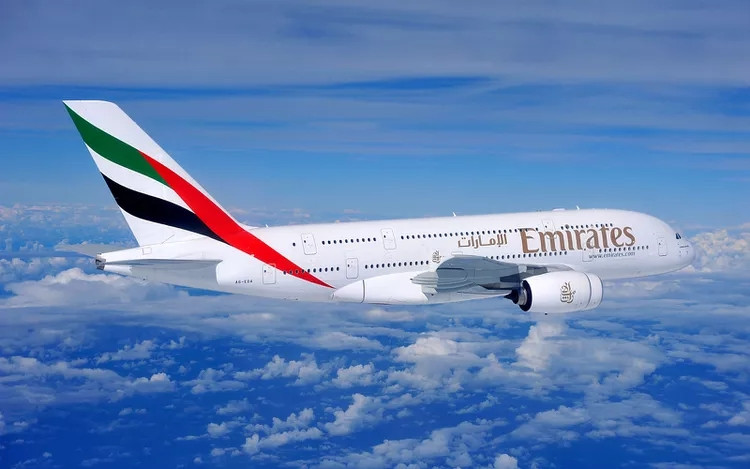 Máy bay A380 bao gồm hai sàn dài, cho phép các hãng hàng không trang bị các tính năng như khu vực quầy bar và phòng chờ, ghế nằm phẳng ở hạng thương gia và các dãy phòng riêng.
