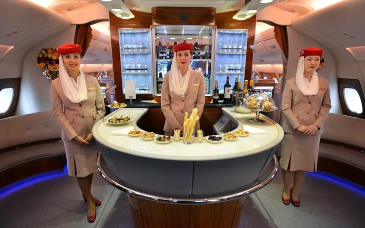 Cách bố trí hai tầng của máy bay Airbus A380 cho phép các hãng hàng không như Emirates, Etihad và Korean Air lắp đặt phòng chờ trên máy bay. Phòng chờ trên máy bay của Emirates, dành riêng cho hành khách hạng nhất và hạng thương gia, thậm chí còn có nhân viên pha chế.