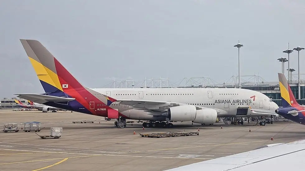 Mẫu máy bay này cất cánh lần đầu tiên vào ngày 27/4/2005. Tính đến tháng 12 năm 2021, đã có 254 máy bay được sản xuất. Tuy nhiên, do doanh thu kém nên Airbus tuyên bố ngừng sản xuất A380-800 vào năm 2021.