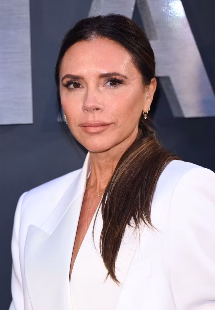 Mặc dù giá trị tài sản ròng chính xác của Victoria Beckham vẫn chưa rõ ràng, song cô chắc chắn là một triệu phú nhờ sự nghiệp âm nhạc lâu dài, thành công, cũng như sự thành công không kém với vai trò là một nữ doanh nhân. Ảnh: Cosmopolitan