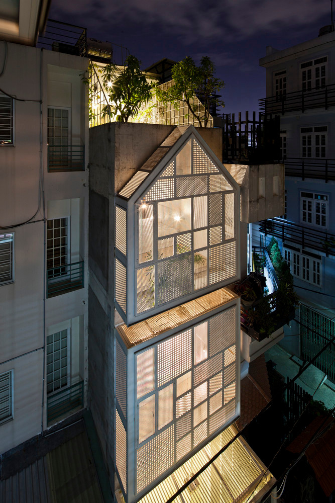 Từ tầng 2, toàn bộ mặt tiền được thiết kế đặc biệt bằng những tấm thép với nhiều hoa văn khác nhau giúp lấy gió và ánh sáng tự nhiên cho căn nhà.