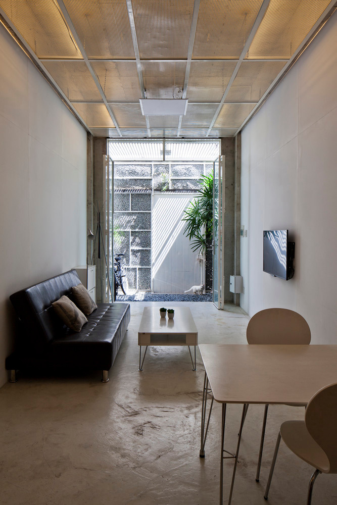 Sàn nhà tầng 1 được láng xi măng nhẵn bóng.