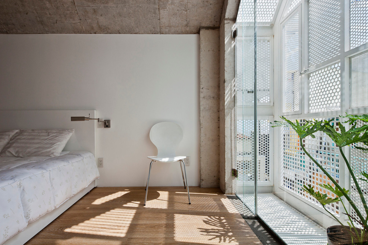 Phòng ngủ đơn giản nhưng tràn ngập ánh sáng, cây xanh và gió trời.