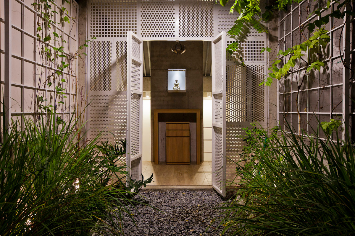 Tầng trên cùng là khu vực dành cho thờ cúng với vườn cây ngay trước phòng.