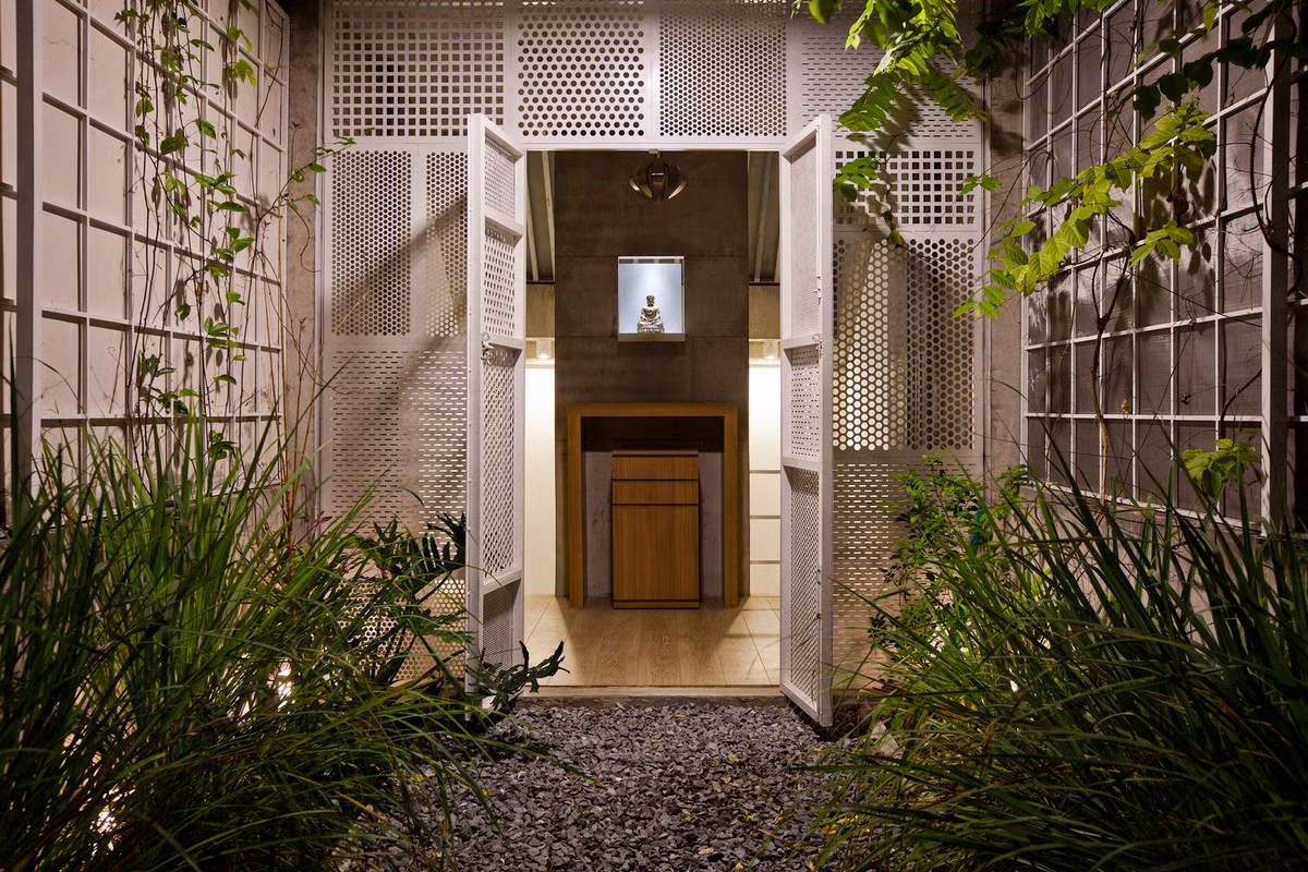 Tầng trên cùng là khu vực dành cho thờ cúng với vườn cây ngay trước phòng.