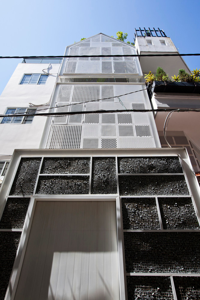 Tọa lạc tại quận 7 (TP HCM), ngôi nhà ống 4 tầng với diện tích mặt sàn 30m2 thu hút sự chú ý đặc biệt bởi thiết kế độc đáo, khác hoàn toàn so với những công trình xung quanh.