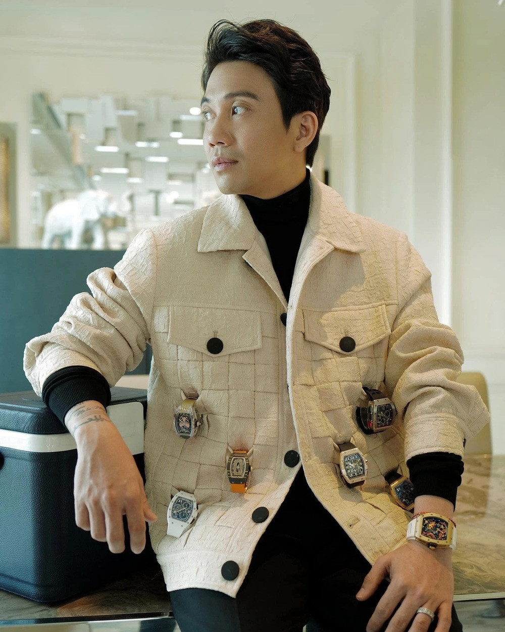 Không chỉ siêu xe, đại gia Minh Nhựa còn sở hữu những chiếc đồng hồ xa xỉ, đến từ các hãng chế tác đồng hồ sang trọng nổi tiếng thế giới. Ảnh: FBNV