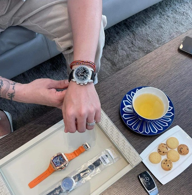 Nam doanh nhân từng chia sẻ chiếc đồng hồ 6102P Celestial Moon Age được hoàn thiện bằng dây da cá sấu vảy vuông và vỏ bạch kim, giá hơn 350.000 USD (khoảng 8 tỷ đồng). Ảnh: FBNV