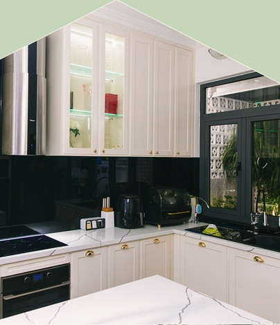 Sau khi hoàn thiện, biệt thự của Diệp Lâm Anh gồm 1 tầng trệt, 2 tầng lầu, 3 phòng ngủ, có gam màu chủ đạo pastel trắng be kết hợp nội thất tối màu làm điểm nhấn. Ảnh: Househome