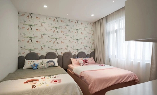 Phòng ngủ các con chia thành 2 giường trệt riêng biệt để giữ an toàn. Ảnh: Facebook