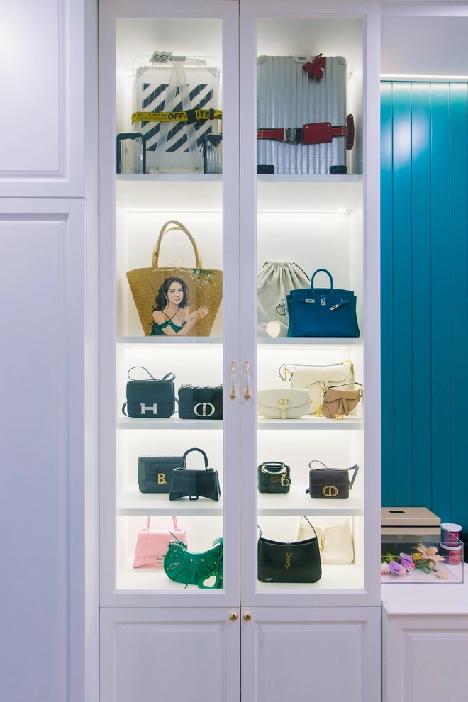 Diệp Lâm Anh tận dụng gần hết khoảng không gian phòng khách và bàn ăn để tạo một studio nhỏ phục vụ việc livestream. Ảnh: Househome