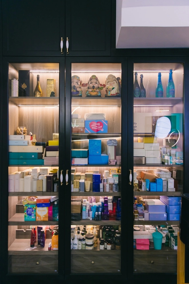 Tủ đựng rượu được biến tấu thành tủ trưng bày mỹ phẩm. Ảnh: Househome