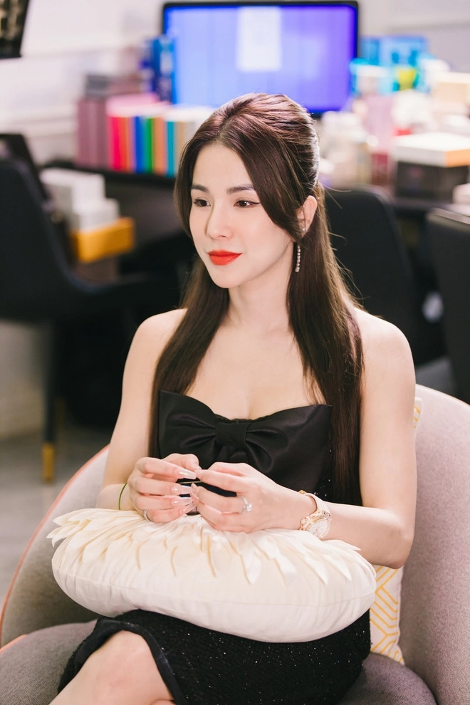 Do nhà nằm trong một dự án nên đa phần cấu tạo và kiến trúc đã xếp sẵn theo một khuôn. Vì thế, Diệp Lâm Anh chi tiền làm nội thất, nhờ kiến trúc sư thiết kế sao cho phục vụ được 3 thế hệ: Mẹ, cô và 2 bé nhỏ. Ảnh: Househome