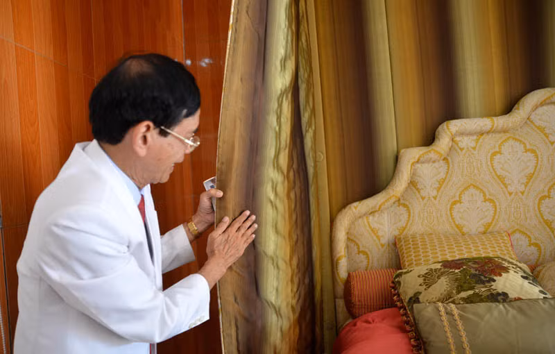 Đại gia Lê Ân được nhiều người biết đến khi kết hôn với người vợ thứ 6 kém 54 tuổi. Ông thậm chí còn chi hơn 6 tỷ mua siêu giường hoàng gia Anh. Ảnh: Vietnamnet