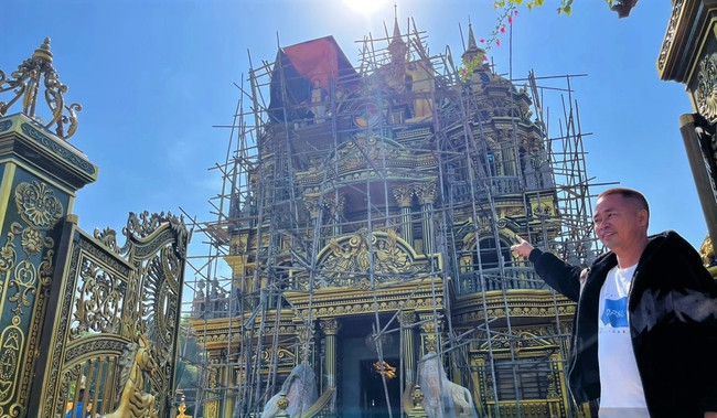 Chủ nhân của tòa lâu đài này là ông Nguyễn Vĩnh Thoan (SN 1978). Nhìn cơ ngơi này, ít ai biết rằng, vị đại gia từng trải qua rất nhiều khó khăn từ khi còn nhỏ. Ảnh: Dân Việt