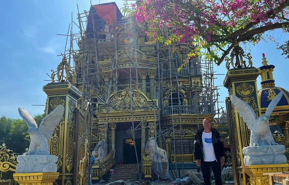 Năm 22 tuổi, ông Thoan bén duyên với cô gái cùng quê tên Phạm Thị Bình (SN 1980). Hai vợ chồng cùng vun vén hạnh phúc và tiếp tục mưu sinh với nghề buôn bán đồng nát. Ảnh: Dân Việt