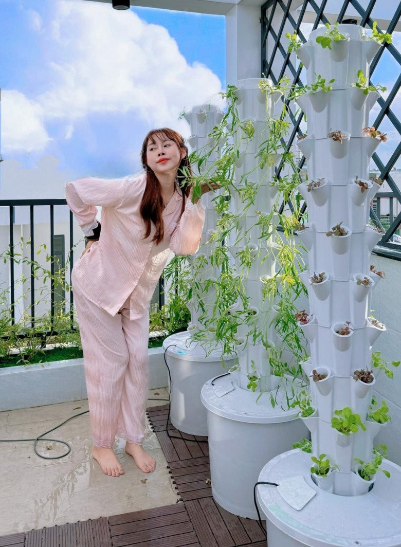 Ngoài hoa, nữ Tiktoker còn thử sức trồng rau thuỷ canh.