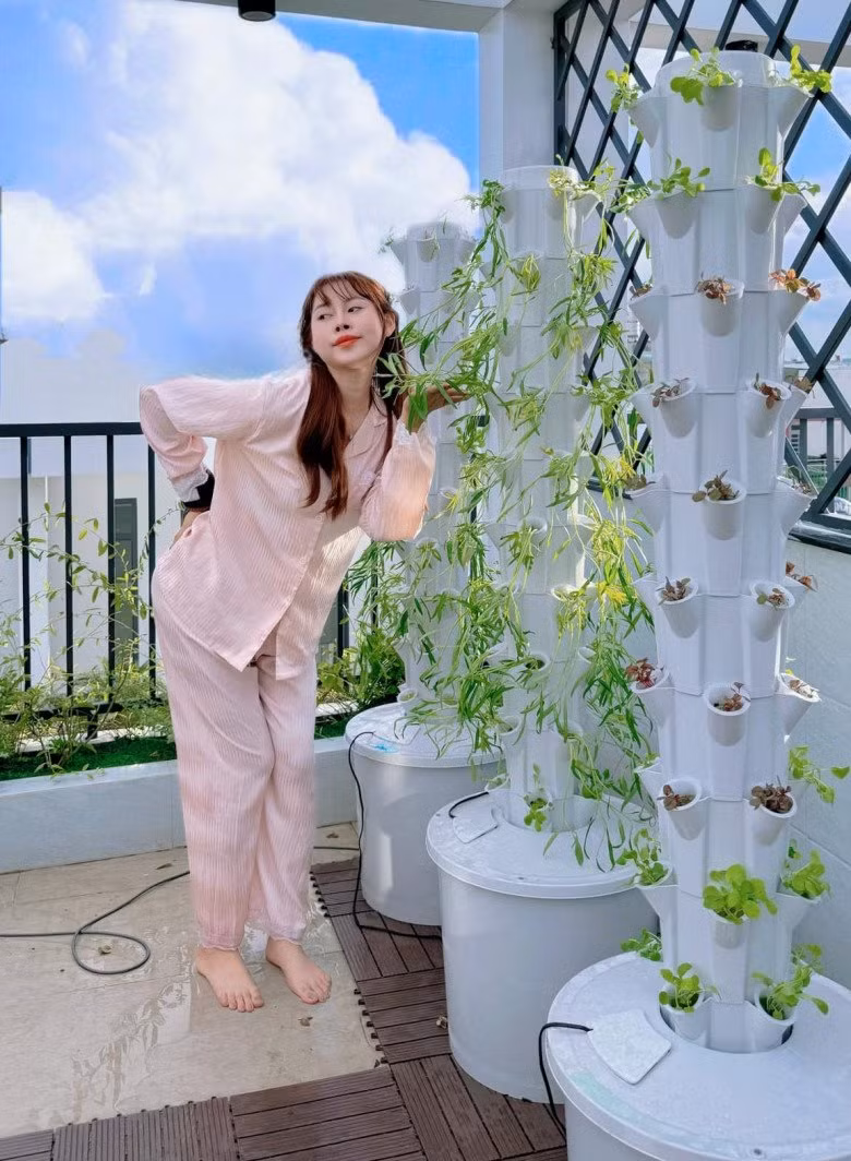 Ngoài hoa, nữ Tiktoker còn thử sức trồng rau thuỷ canh.