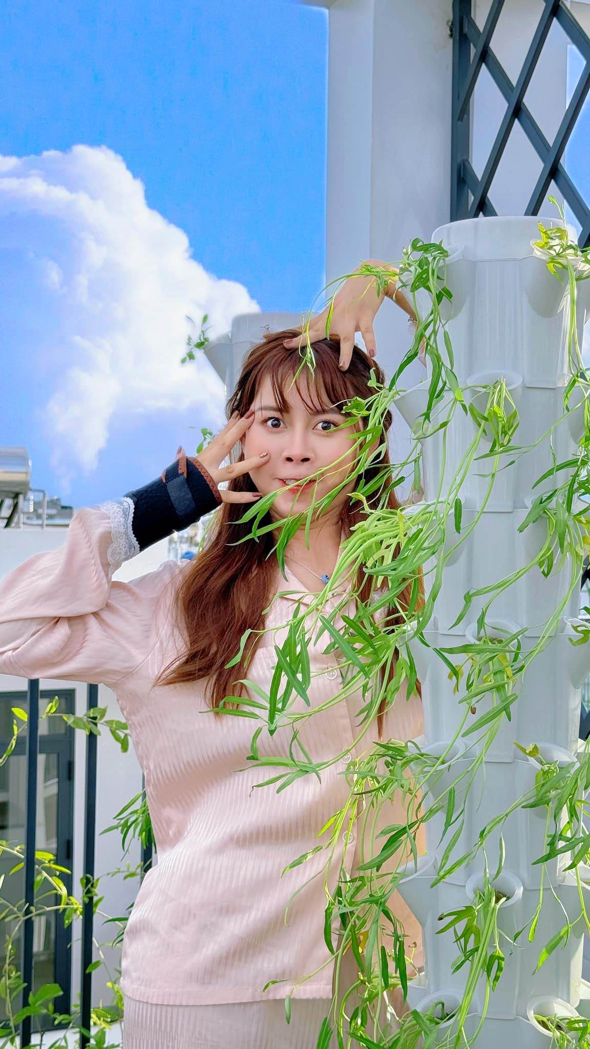 Đam mê trồng hoa và các loại cây, Tiktoker Việt Phương Thoa quyết định hô biến sân thượng thành khu vườn nhỏ.