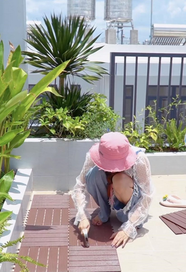 Sau đó, cô mua nhiều loại hoa và cây cảnh trồng trong chậu.