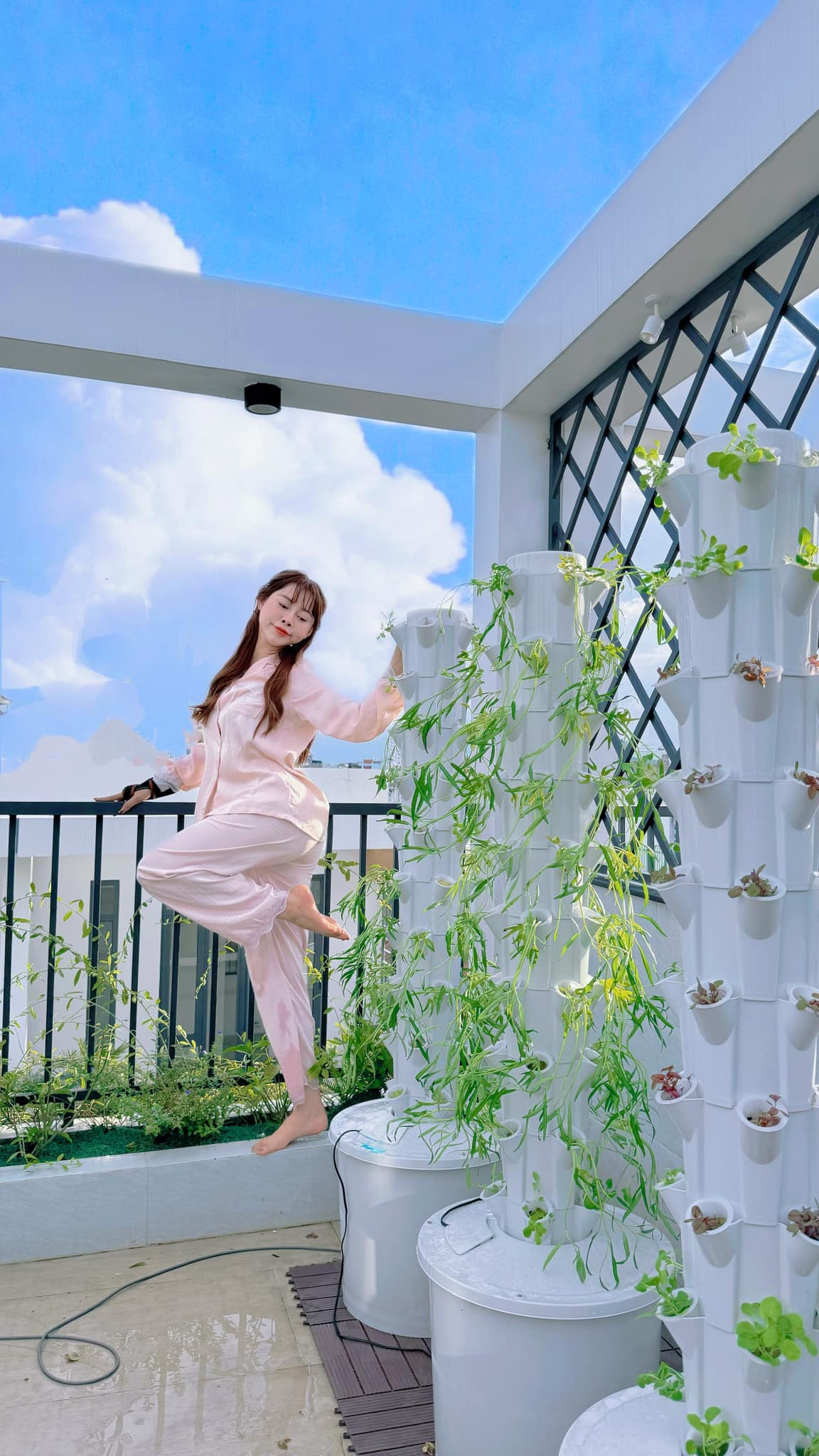 Nữ Tiktoker lát gạch nhựa giúp phần nền sân thượng sạch sẽ và đẹp mắt hơn.