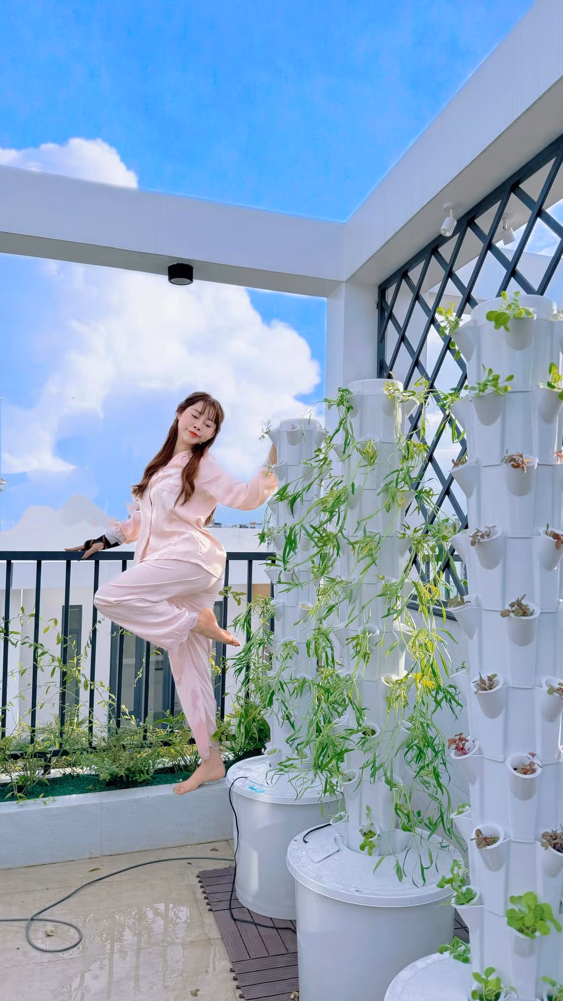 Nữ Tiktoker lát gạch nhựa giúp phần nền sân thượng sạch sẽ và đẹp mắt hơn.