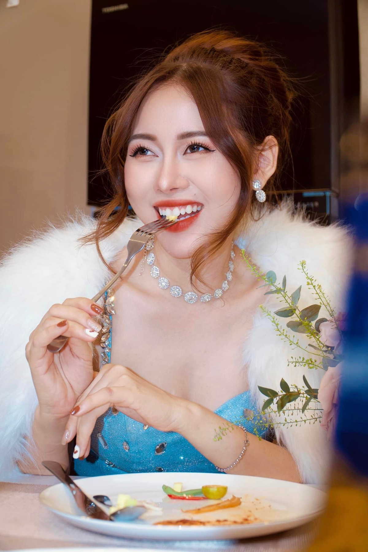 Với ngoại hình ưa nhìn và khả năng diễn xuất hài hước, duyên dáng, các video tình huống, phim ngắn của Tiktoker Việt Phương Thoa được nhiều người yêu thích và "nổi như cồn" trên mạng xã hội, đặc biệt là Tiktok.