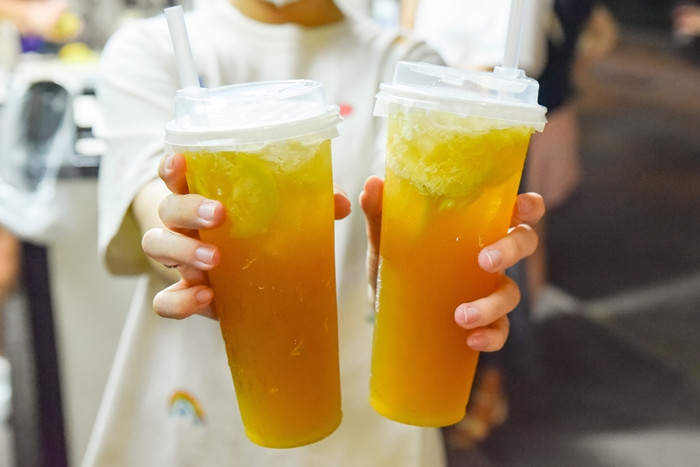 Một ly trà chanh giã tay chuẩn vị có màu vàng đẹp mắt, hương thơm tươi mát của chanh nước hoa, thoang thoảng đôi chút mùi trà lài. Khi uống cảm nhận rõ vị chua chua, ngọt ngọt và chát nhẹ của trà. Ảnh: Vietnamnet