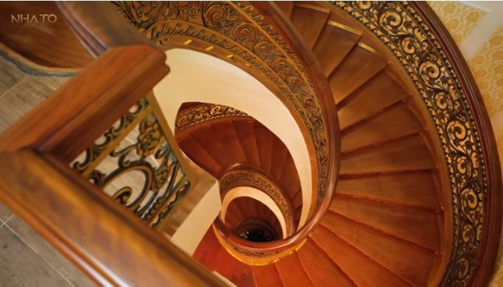 Cầu thang gỗ xoáy như một cái giếng vô cùng độc đáo.