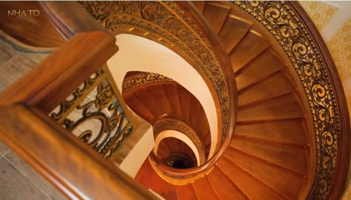Cầu thang gỗ xoáy như một cái giếng vô cùng độc đáo.