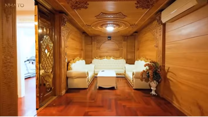 Ngoài 5 phòng ngủ, tòa lâu đài còn có phòng giải trí, karaoke ốp gỗ gõ đỏ sang trọng. Nguồn ảnh: chụp màn hình NhaTo