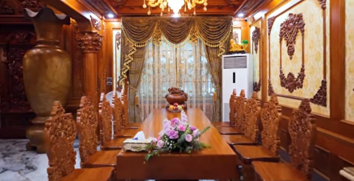 Bộ bàn ăn 10 ghế cũng được làm từ gỗ gõ đỏ.