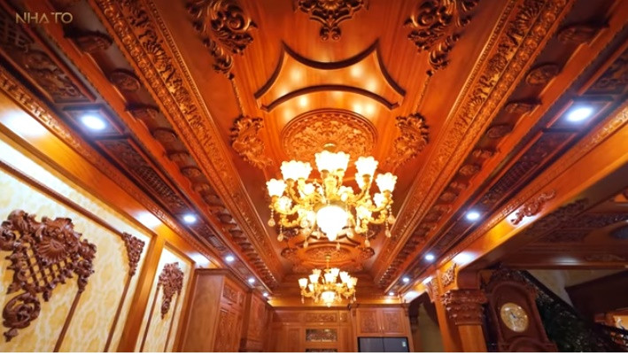 Toàn bộ ghế và trần nhà đều bằng gỗ gõ đỏ nguyên tấm.