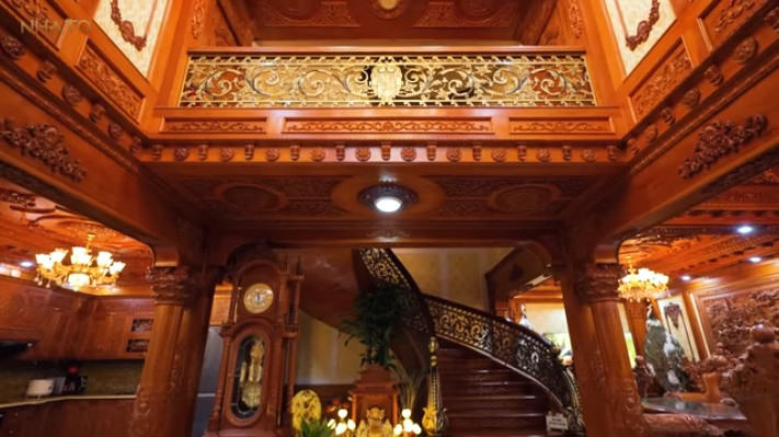 Bên trong căn nhà khiến mọi người choáng ngợp bởi nội hoàn toàn bằng gỗ đồ sộ.