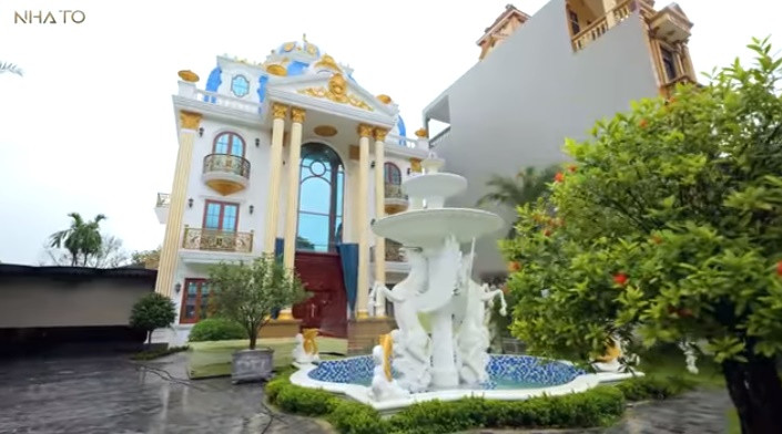 Trong khuôn viên tòa nhà có thác nước, khu vườn giống như một công viên thu nhỏ.