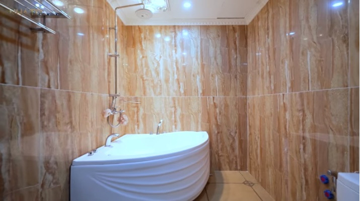 Phòng tắm có tông màu vàng ấm áp.