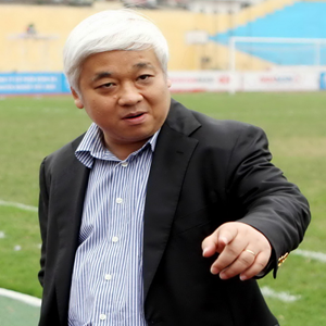 Bầu Kiên là nguyên Phó chủ tịch HĐQT Ngân hàng TMCP Á Châu – ACB. Ông sinh ra trong một gia đình nhà giáo. Năm 16 tuổi, cậu thanh niên Nguyễn Đức Kiên chọn thi vào Đại học Kỹ thuật Quân sự (Bộ Quốc phòng), sau đó đi tu nghiệp Trường Kỹ thuật Quân sự Zalkamatê ở Hungary (1981-1985). Ảnh: Internet